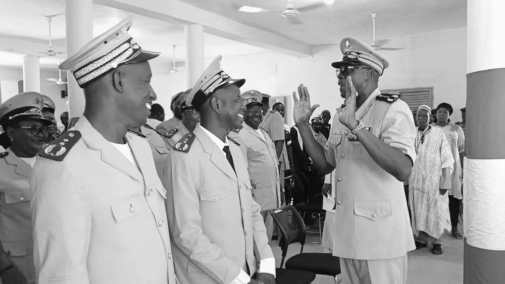 En marge du lancement de la 5è édition de la Semaine nationale de la réconciliation à Dioïla, des officiers en tenue d'apparat échangent des salutations dans la salle