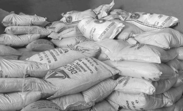 Sacs d'engrais empilés dans un magasin de stockage, au cœur des tensions d'approvisionnement de la campagne agricole