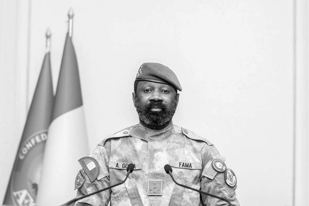 Le Général d'armée Assimi Goïta, en treillis et béret, devant les micros lors de son adresse à la nation