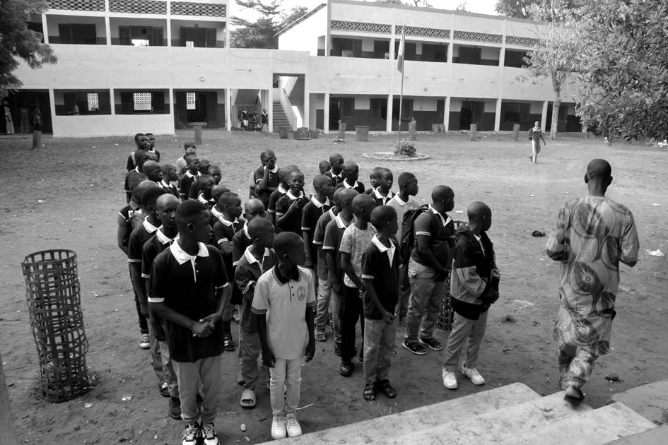 Rassemblement matinal des élèves en polo d'uniforme dans la cour d'un établissement secondaire, à l'heure de la rentrée
