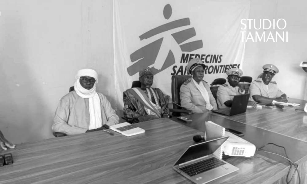 À la tribune, devant la banderole de Médecins Sans Frontières, autorités locales et responsables en tenue lors de l'annonce du retrait progressif de l'ONG d'Ansongo