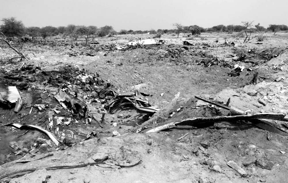 Sur le site du crash, dans la brousse du Gourma, débris métalliques et terre retournée marquent encore le point d'impact
