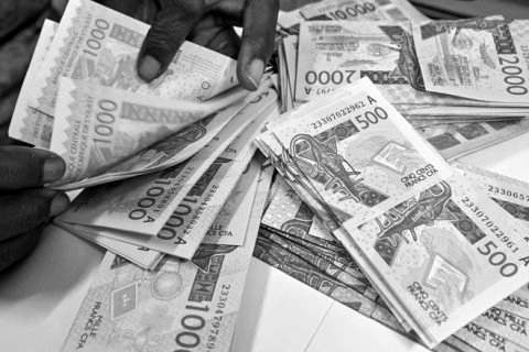 Des liasses de billets de 1 000, 2 000 et 500 francs CFA comptés à la main, image de ces milliards dont le Pôle économique et financier demande la justification.