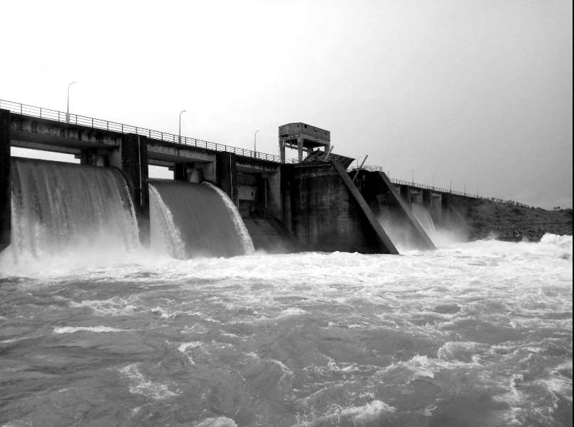 Les vannes d’un barrage déversent l’eau en aval, ouvrage hydraulique au cœur des aménagements concernés par la phase II du programme Bani-Sélingué.