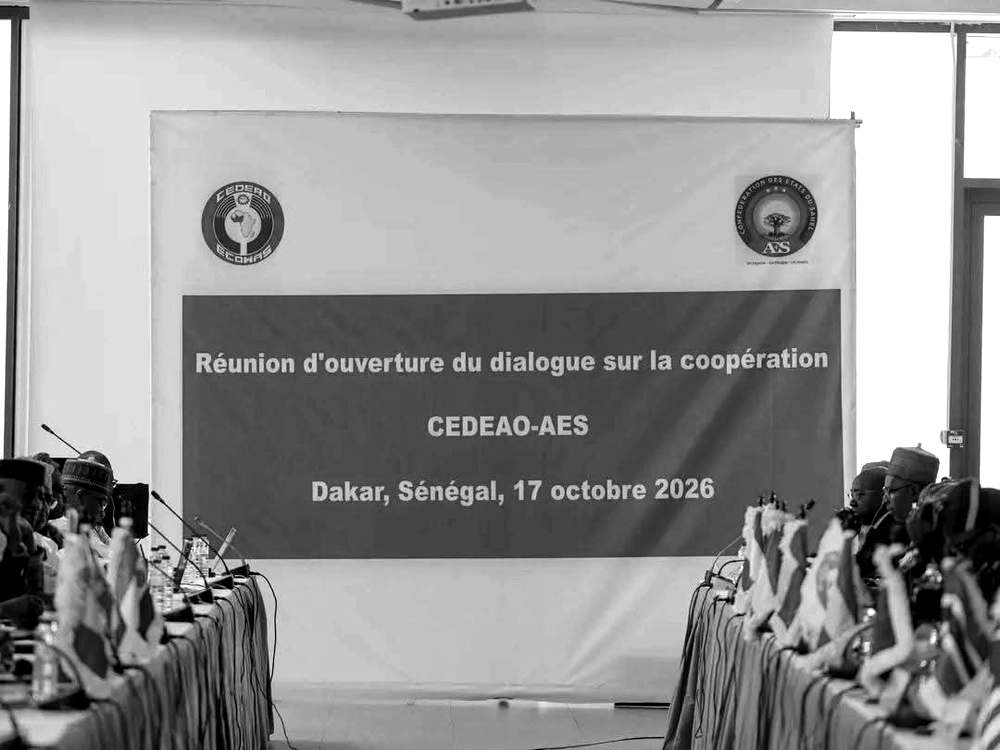 Dans une salle de conférence à Dakar, les délégations de la CEDEAO et de l'AES prennent place de part et d'autre d'une banderole annonçant la réunion d'ouverture du dialogue sur la coopération, datée du 17 octobre 2026.