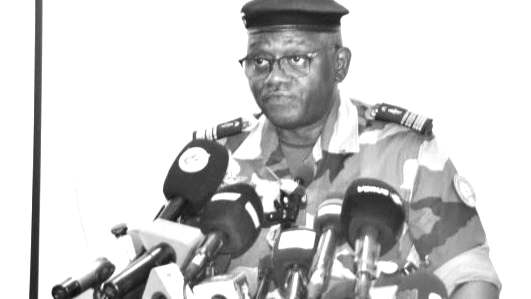 Un officier des FAMa en treillis et béret s'exprime devant une rangée de micros lors du point de presse de l'armée consacré au bilan des opérations.