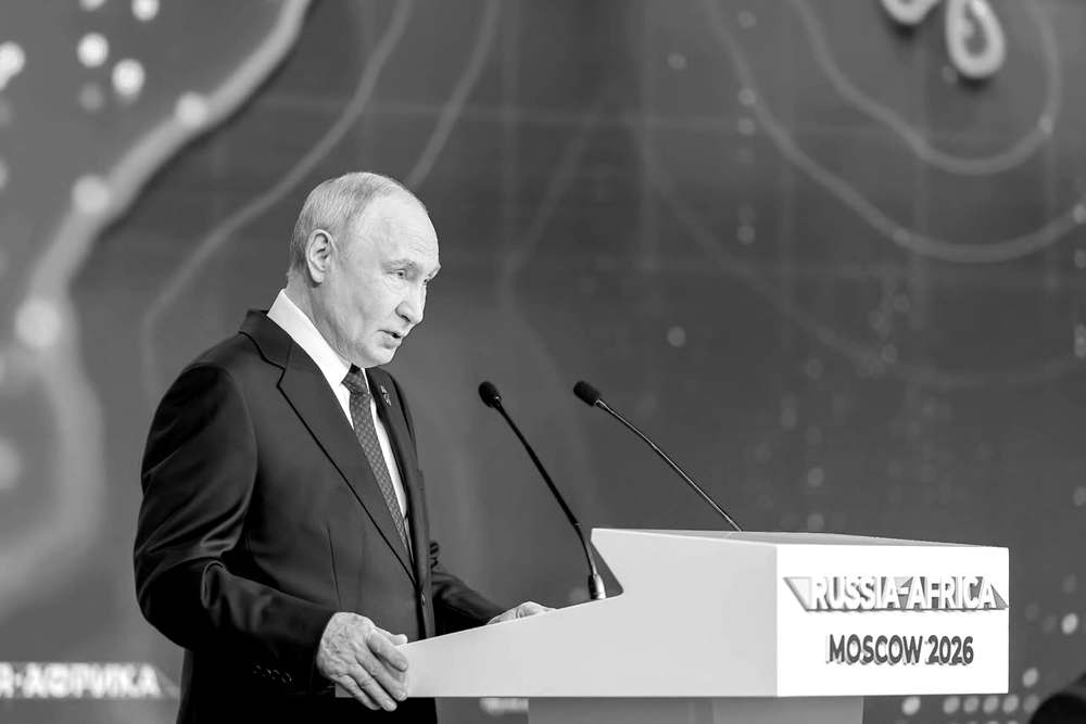 Le président russe Vladimir Poutine s'exprime à la tribune du sommet Russie-Afrique à Moscou, frappée de l'inscription « Russia-Africa Moscow 2026 ».